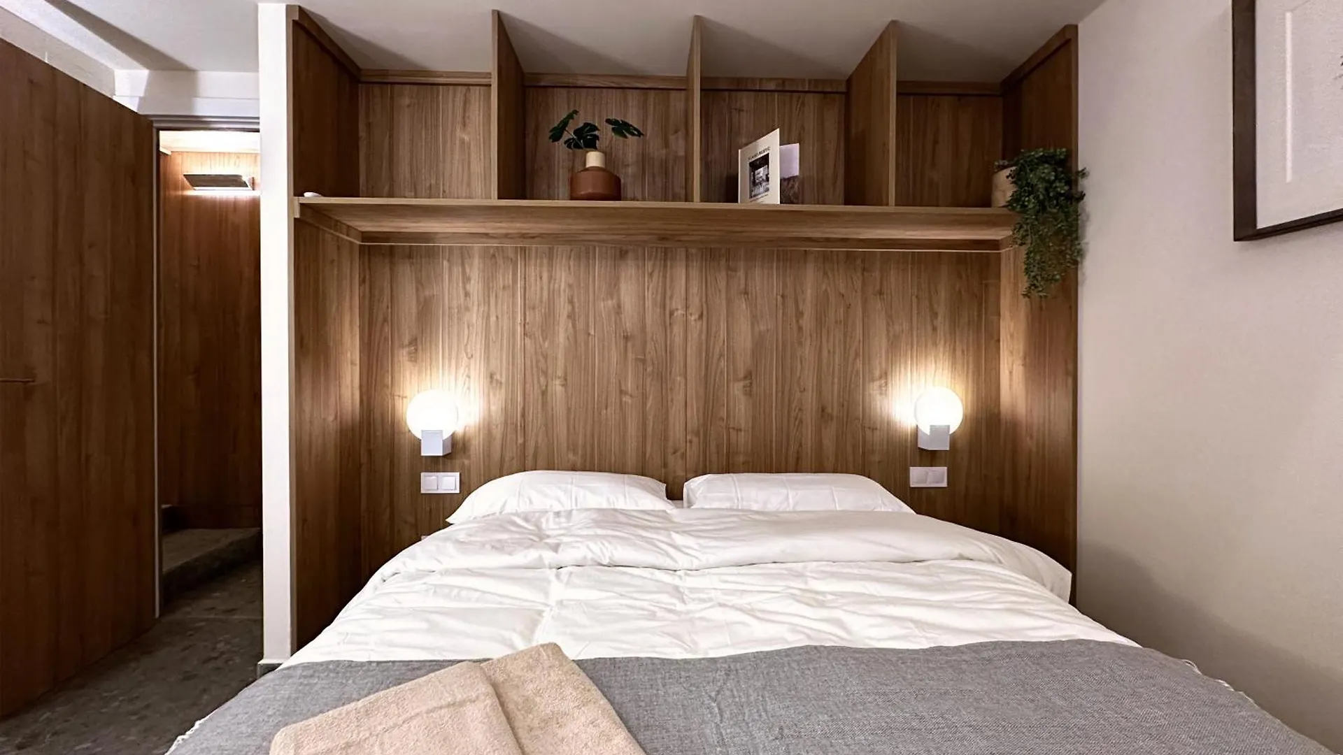 Urbandream Gothic Aartments & Studios contacts
